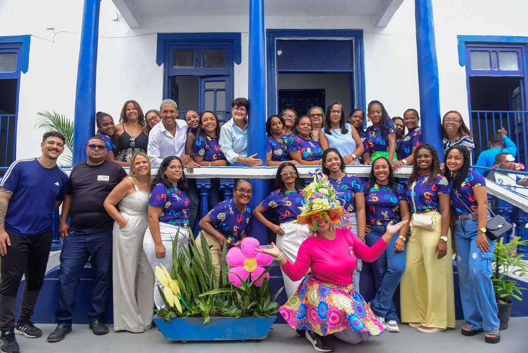 Profissionais da educação municipal de Santo Amaro na inaguração da escola