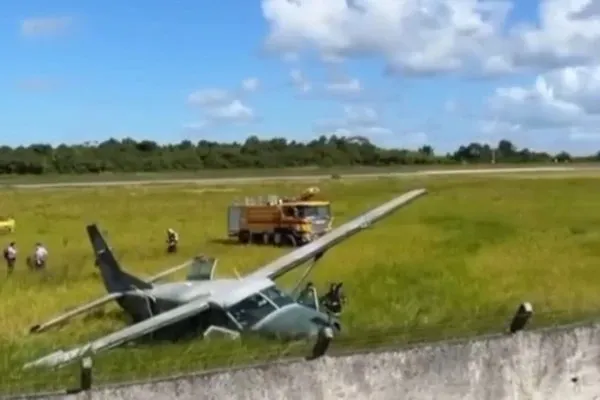 Imagem ilustrativa da imagem Oito voos são cancelados após avião da FAB sair da pista durante pouso na Bahia