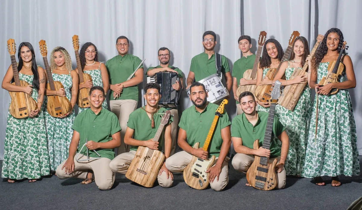 A orquestra é composta por jovens