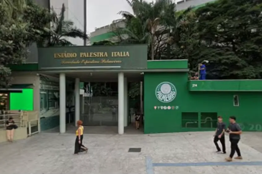 Mãe de menina de 4 anos relatou à polícia que um associado do clube teria oferecido pipoca à criança antes de levá-la ao banheiro masculino; o caso é investigado como estupro de vulnerável.
