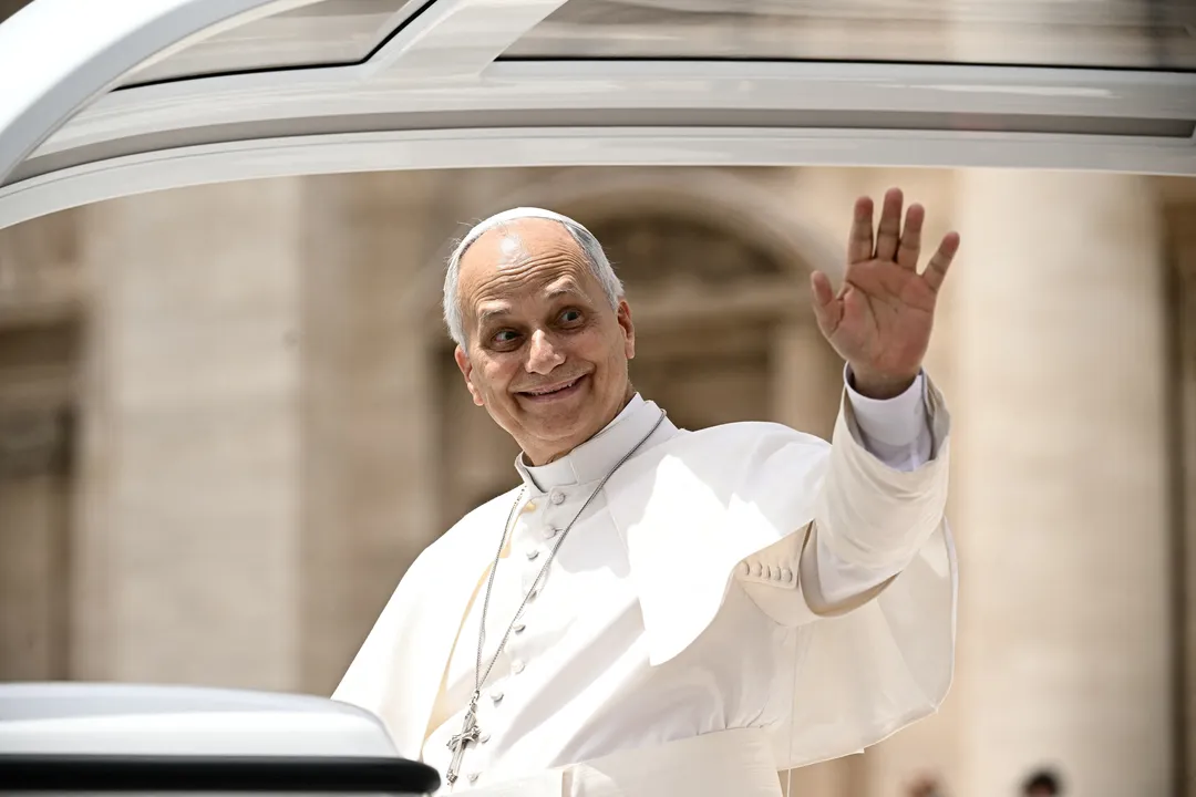 Papa Leão 14 visita Espanha em meio a crise migratória