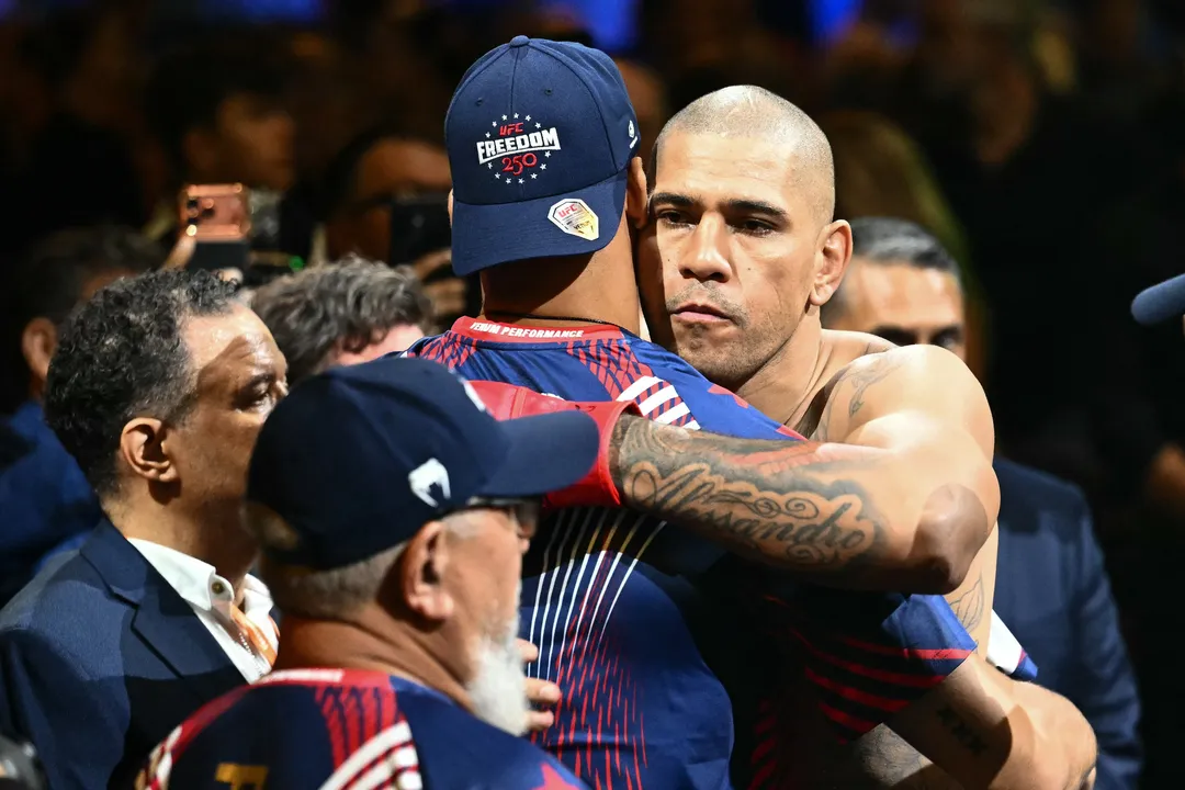 Alex Poatan foi nocauteado por Ciryl Gane na disputa do cinturão interino dos pesados