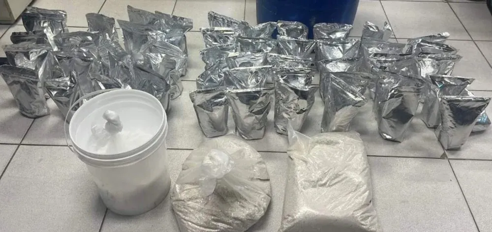 Além das drogas, também foram aprendidos alguns documentos