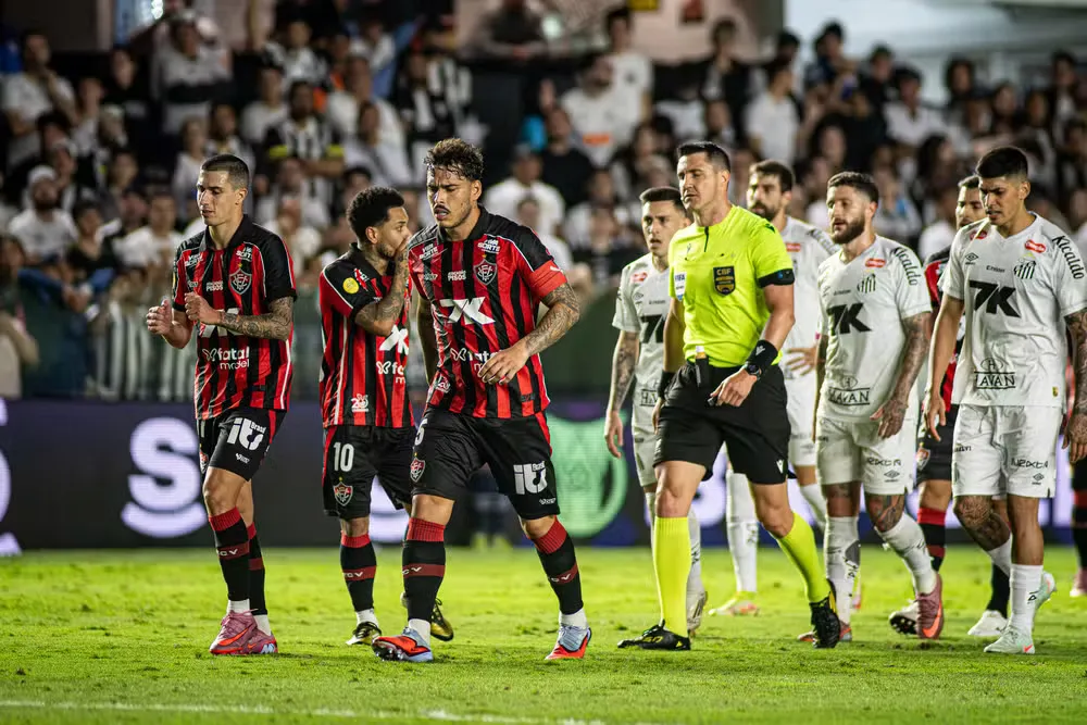 Vitória bateu o Santos por 1 a 0, pelo Brasileirão 2025 na Vila Belmiro