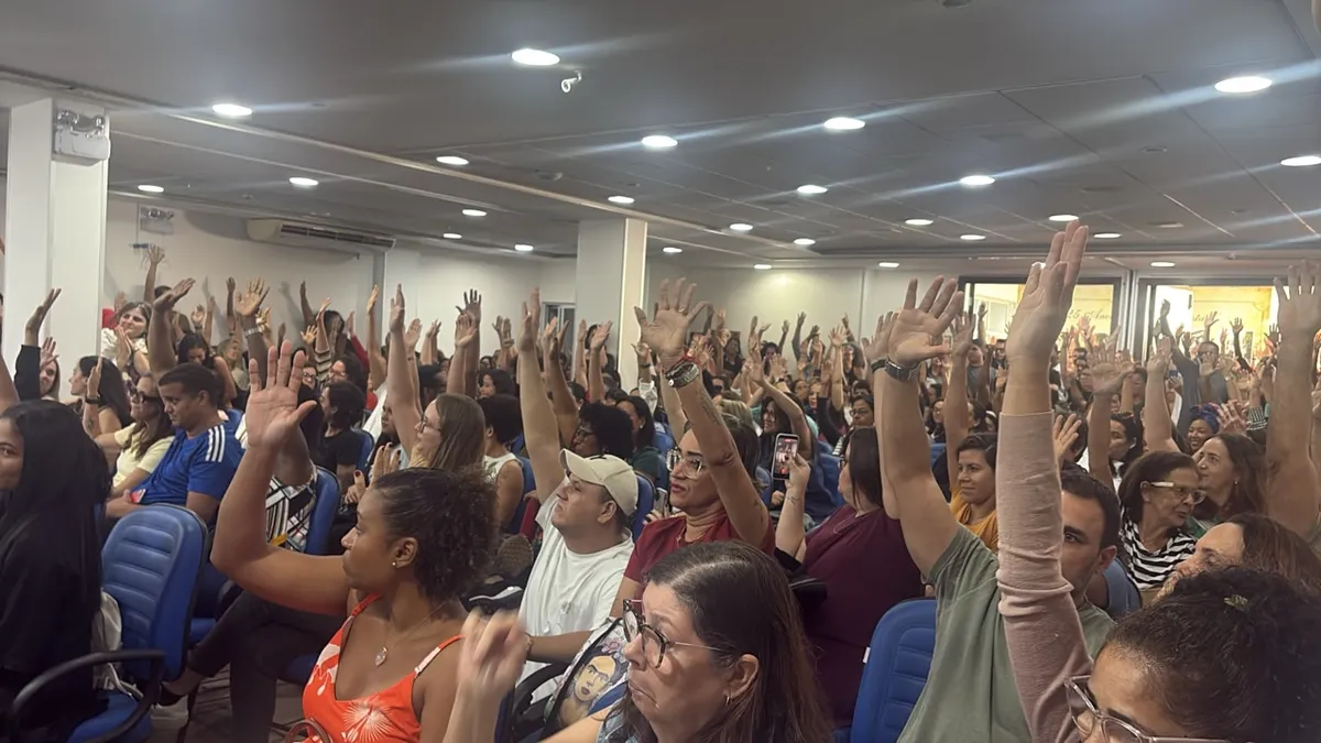 Professores declaram estado de greve