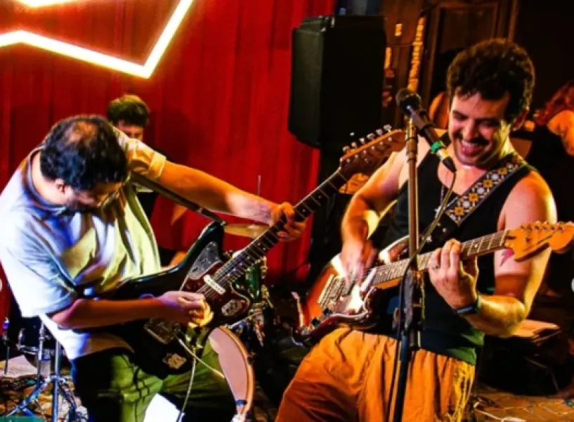 Banda é famosa pelo rock alternativo, pelas apresentações intensas e pelas letras cheias de ironia