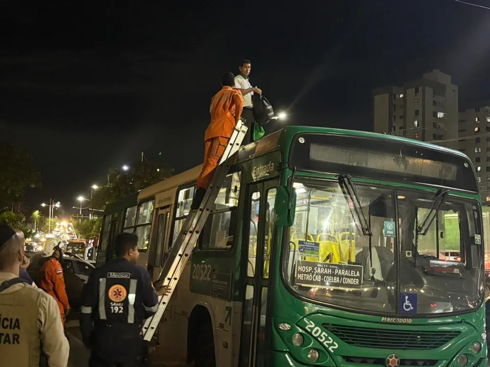 Imagem ilustrativa da imagem Rodoviário surta e sobe em teto de ônibus em protesto por melhores condições de trabalho