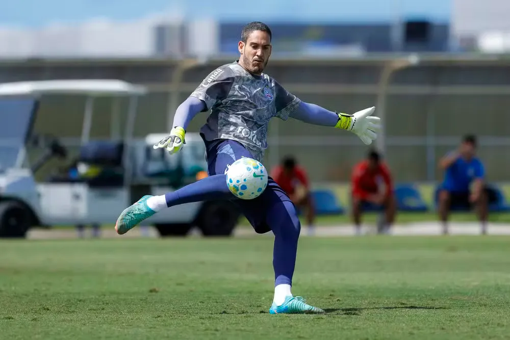 Goleiro estava afastado há mais de dois meses devido ao tratamento da luxação traumática sofrida no cotovelo em março