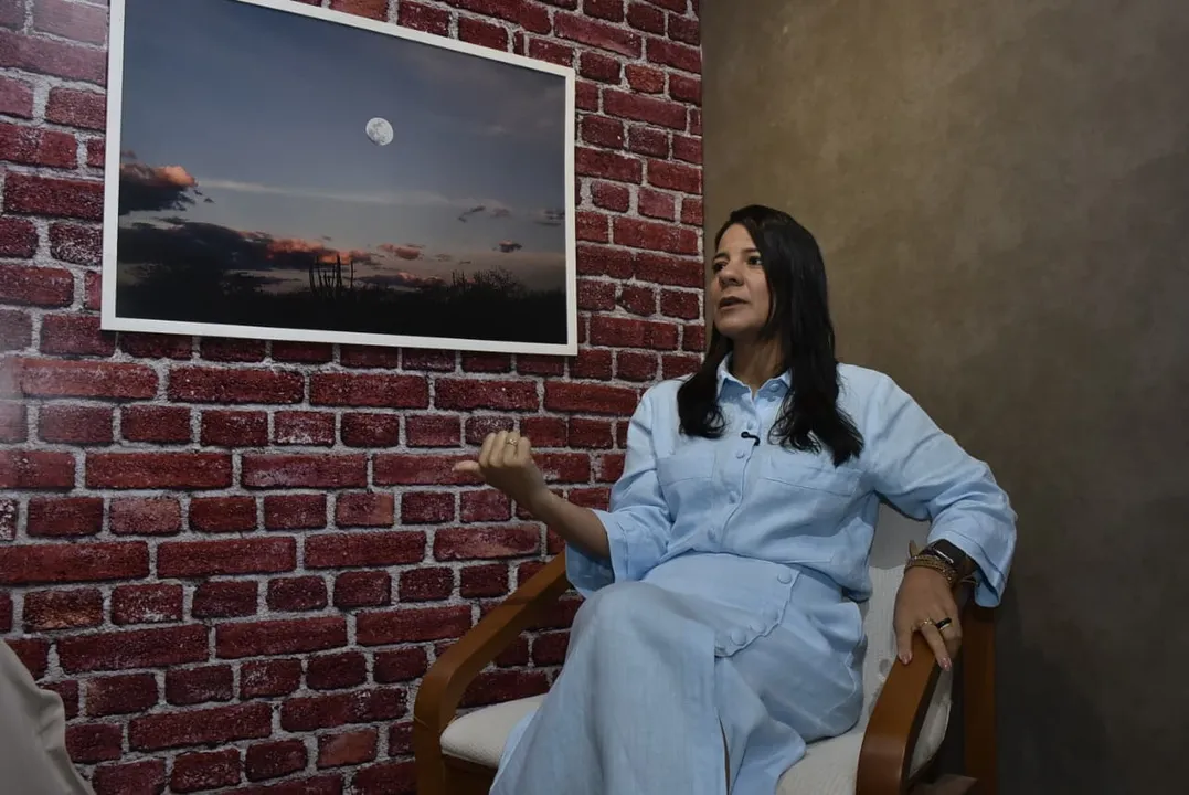 Rowenna Brito durante entrevista ao A Tarde Cast