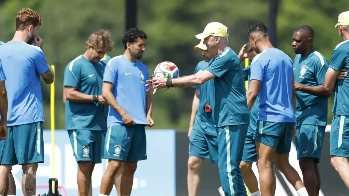 Carlo Ancelotti comandando treino da Seleção Brasileira