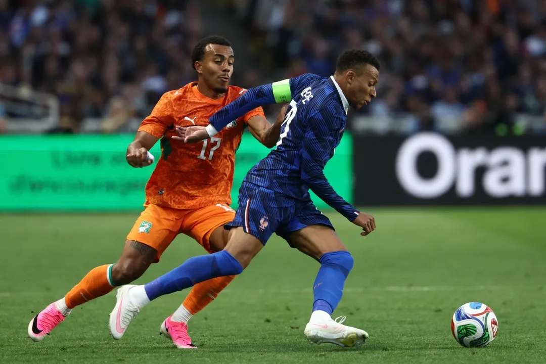 Guela Doue, lateral de Costa Marfim, marcando Kylian Mbappé, atacante francês