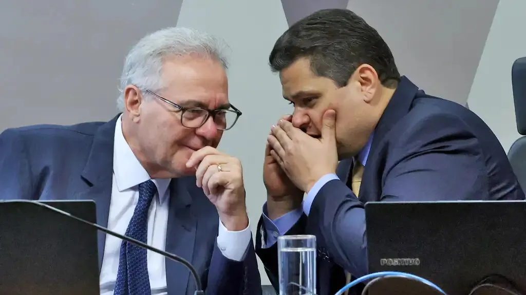 Senador Renan Calheiros, relator da proposta, ao lado de Davi Alcolumbre, presidente do Senado Federal