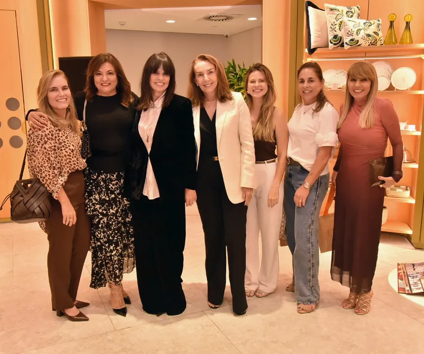 Suzana Schermann rodeada de convidadas e amigas no encontro especial na Le Lis