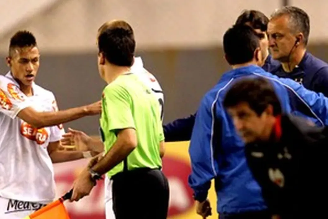 Renê Simões diz que manteria as críticas ao comportamento de Neymar, mas admite que não usaria mais a palavra que marcou a declaração de 2010.
