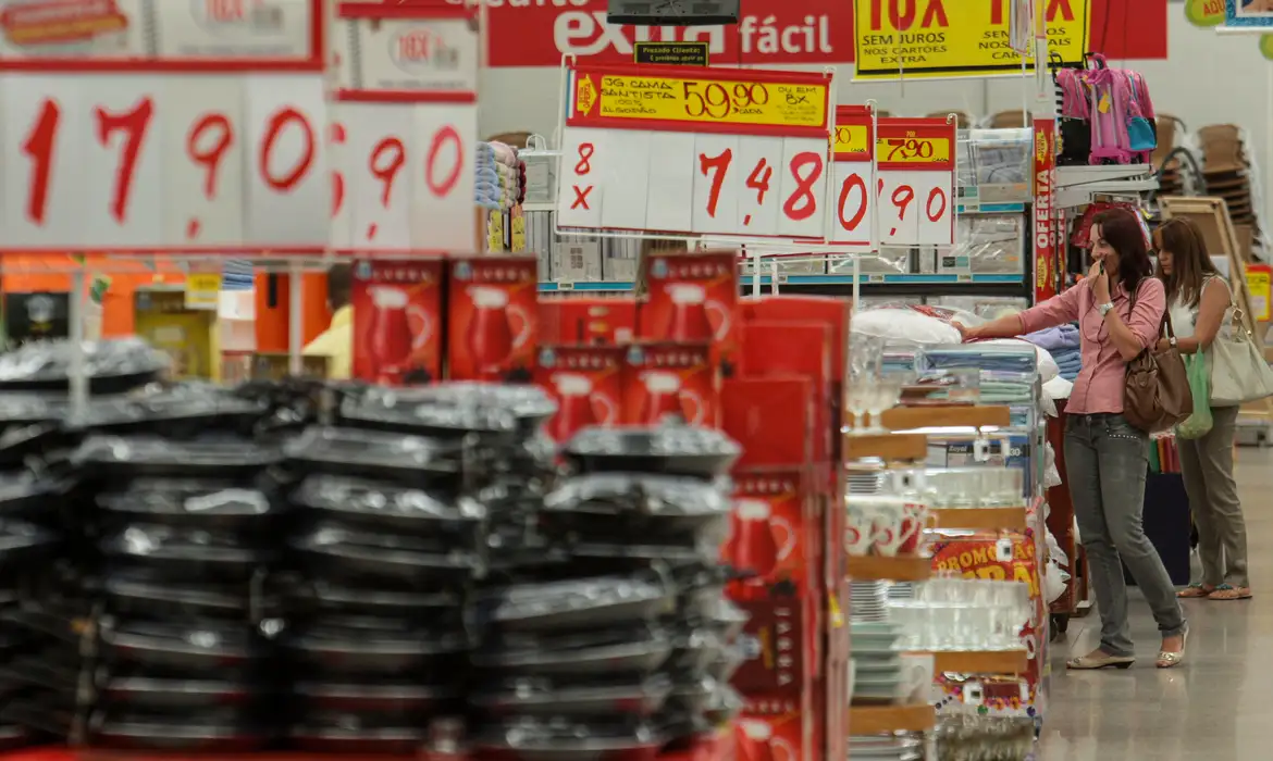 Fechamento de supermercado em Poções