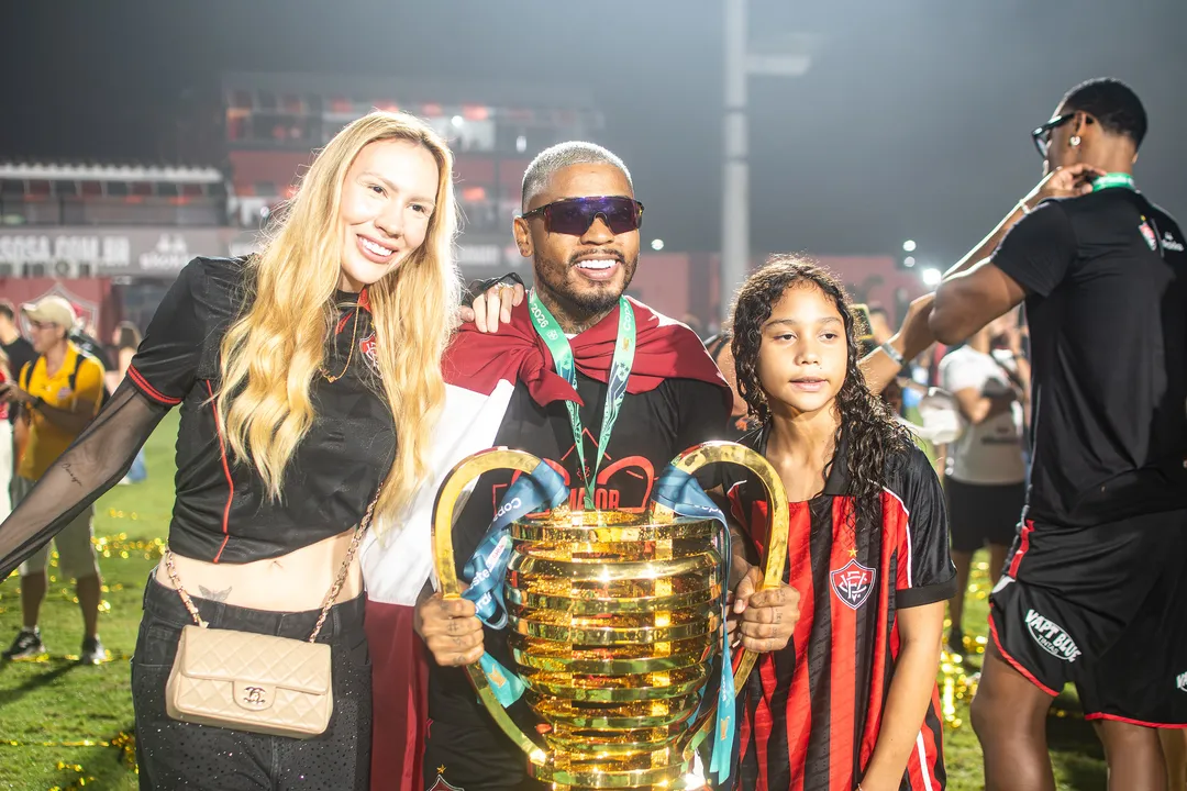 Marinho e sua família com a taça da Copa do Nordeste