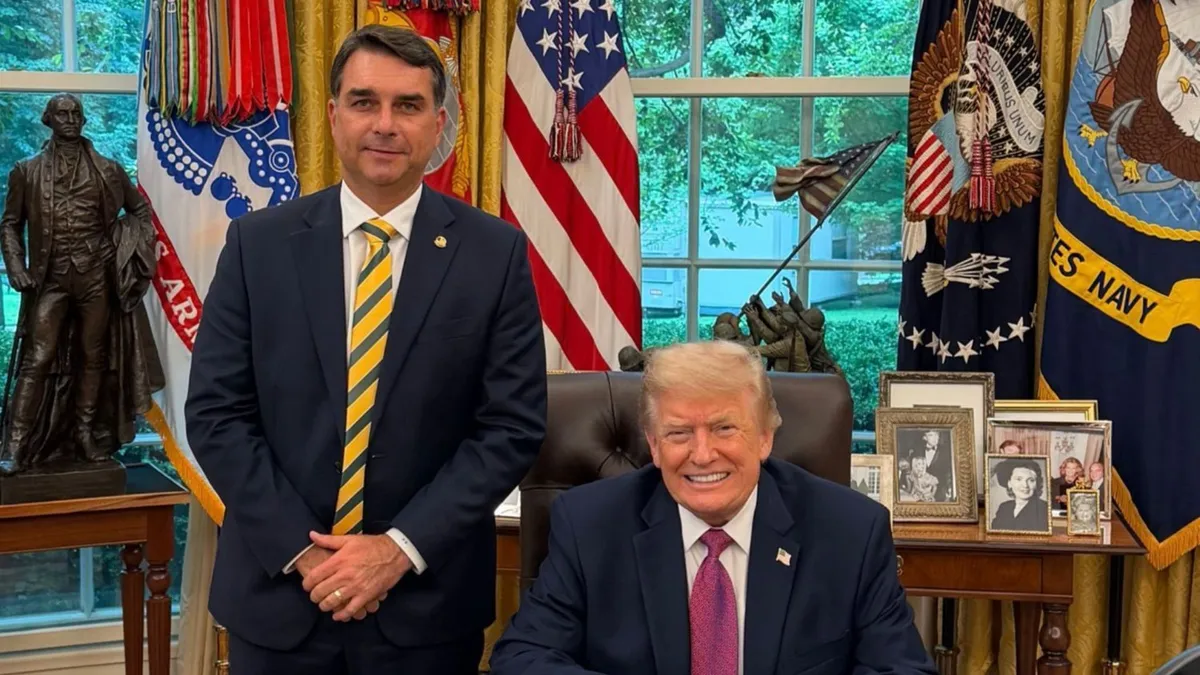 Flávio Bolsonaro durante encontro com Trump