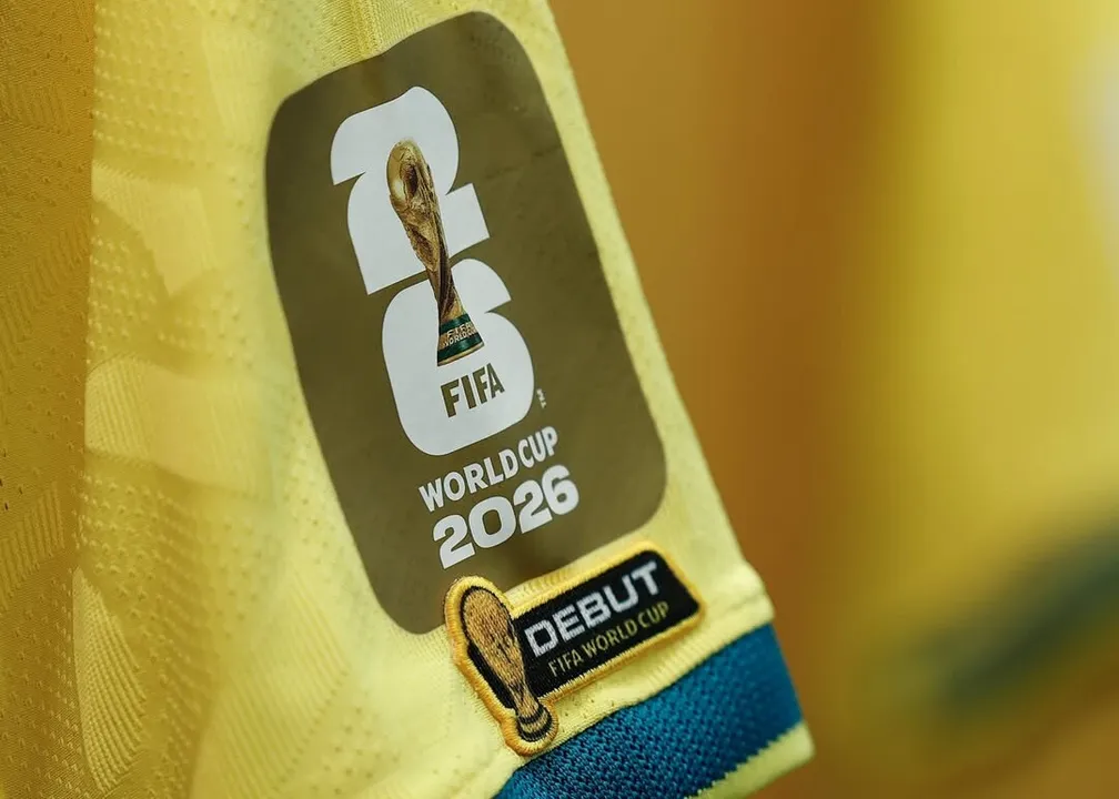 Patch dourado na camisa do Brasil