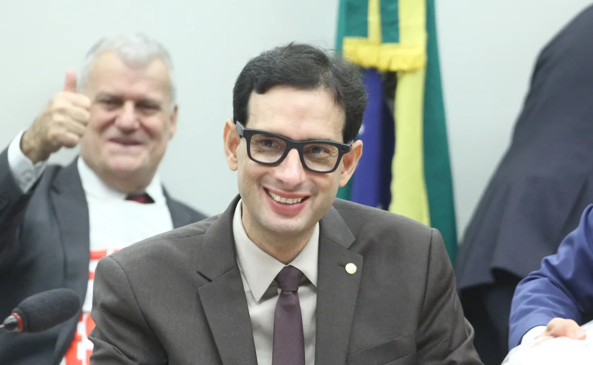Texto de Leo Prates sobre o fim da escala 6x1 foi aprovado por ampla maioria na comissão especial.
