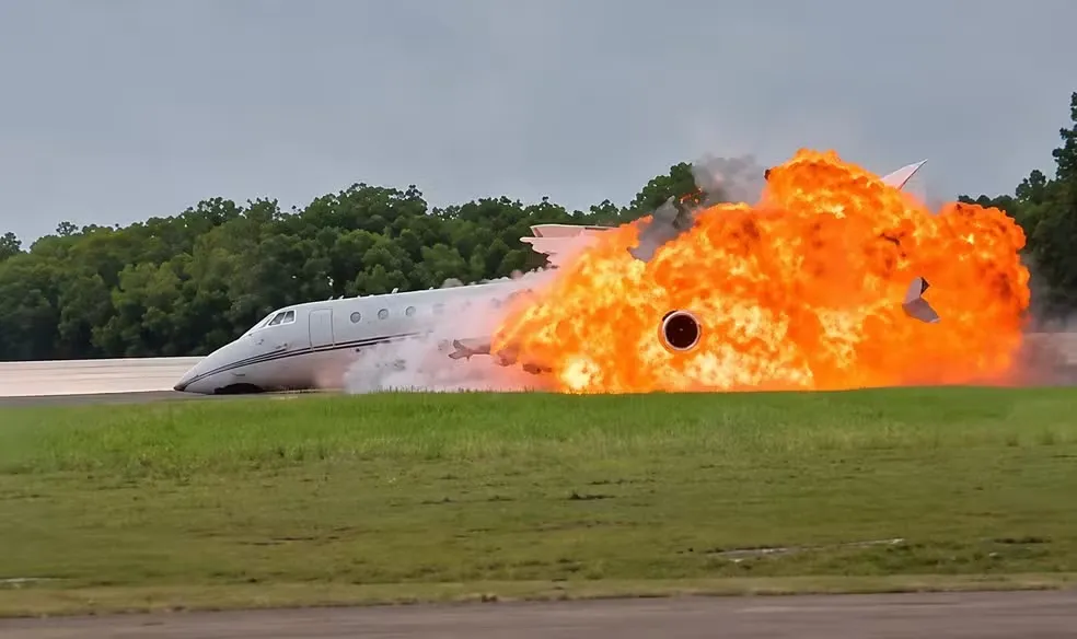 Imagem ilustrativa da imagem VÍDEO: Jatinho explode após cair em aeroporto e deixa dois mortos