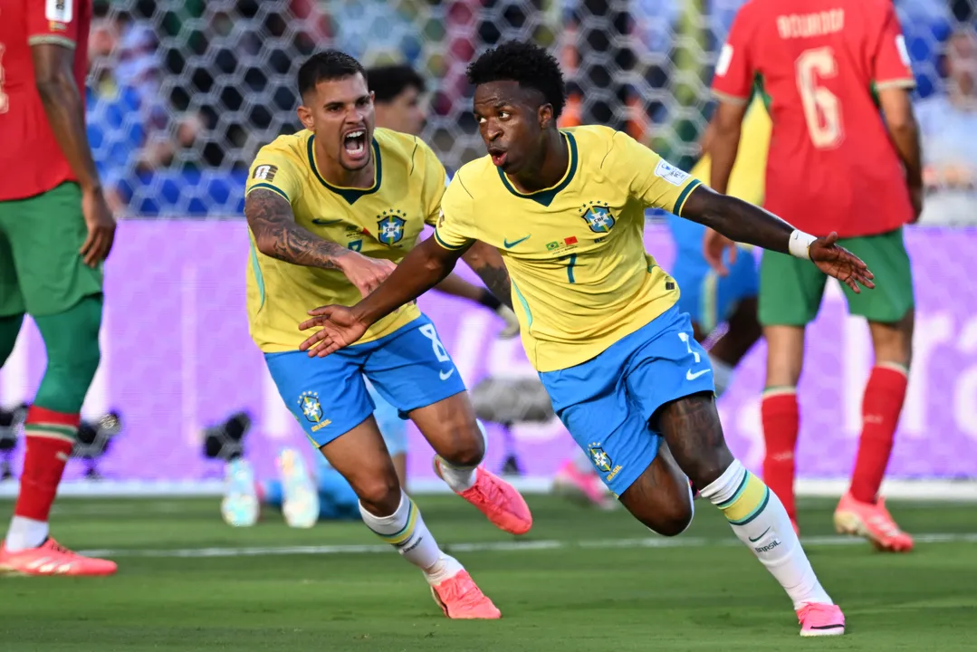 Vini Jr. e Bruno Guimarães comemoram gol brasileiro