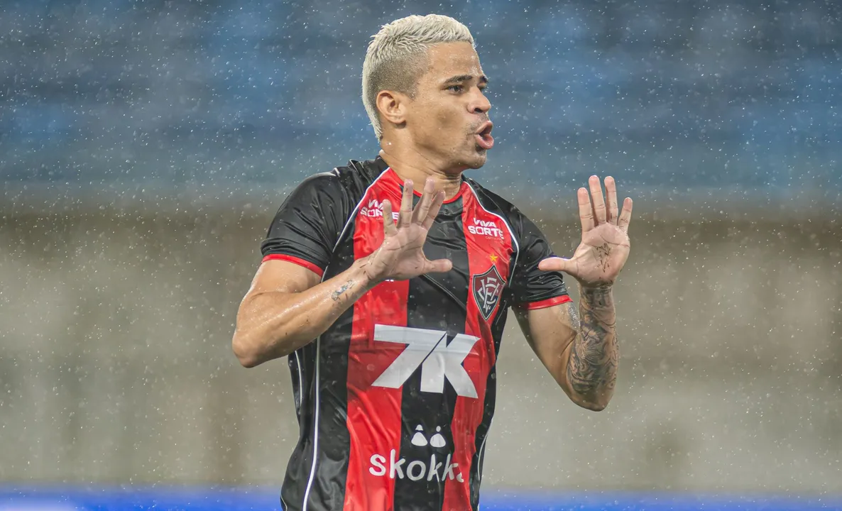 Erick comemorando gol pelo Vitória