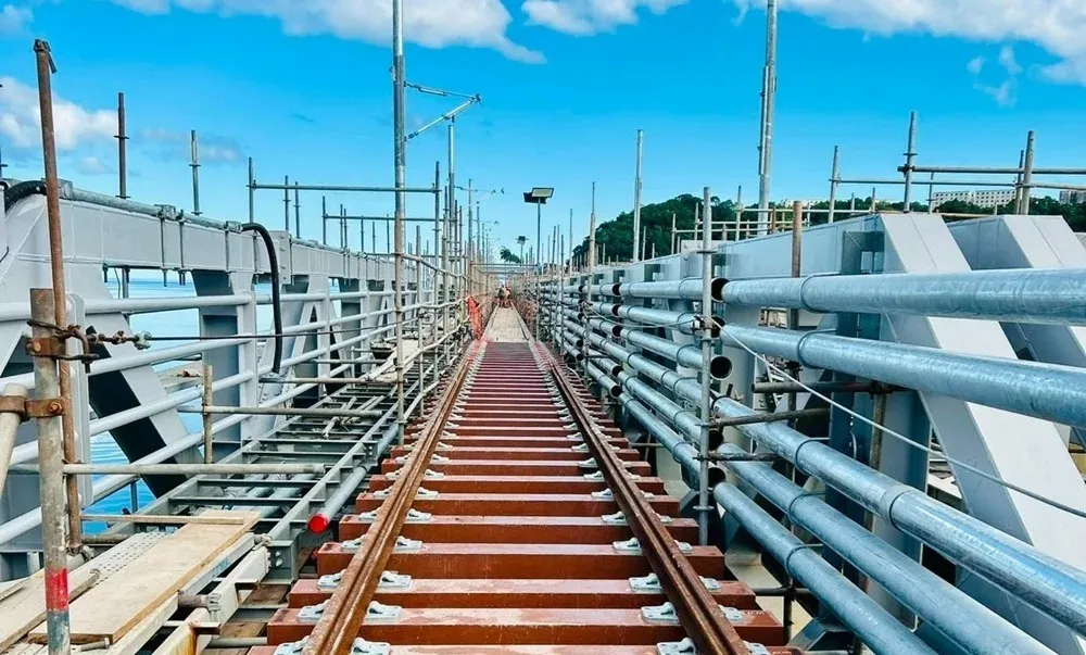 Obras do VLT avançam com instalação dos primeiros trilhos na Ponte São João