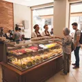 Lanche rápido na rua: veja como o hábito pode pesar no bolso e na saúde imagem