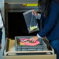 Saiba como o raio-X da PF enxerga o interior das malas em aeroportos imagem