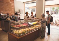 Lanche rápido na rua: veja como o hábito pode pesar no bolso e na saúde