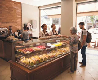 Lanche rápido na rua: veja como o hábito pode pesar no bolso e na saúde