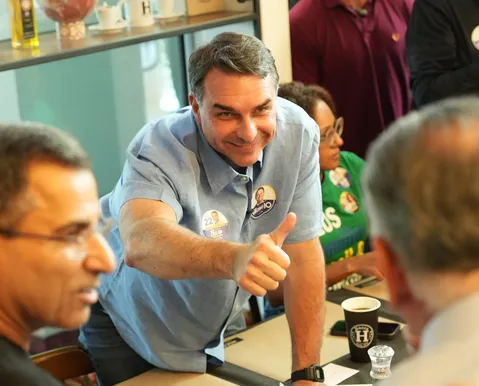 Flávio Bolsonaro dá até dezembro para CV e PCC deixarem o Brasil