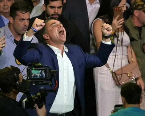 Flávio diz que receberá faixa presidencial de Jair Bolsonaro