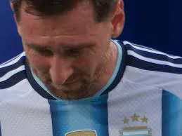Messi chorando no jogo contra a Argélia