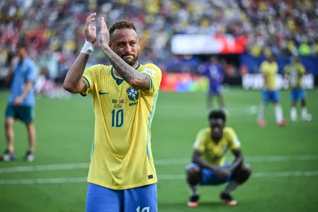Neymar chora após eliminação do Brasil na Copa do Mundo de 2026; Vinicius Júnior aparece agachado ao fundo.