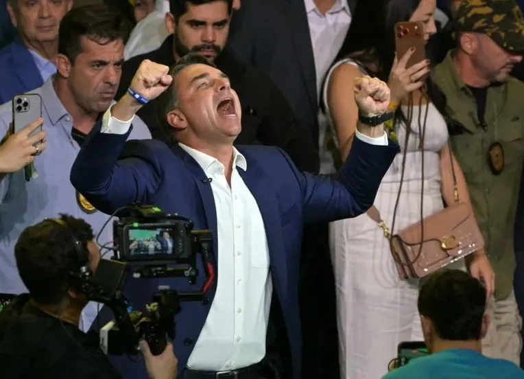Flávio diz que receberá faixa presidencial de Jair Bolsonaro