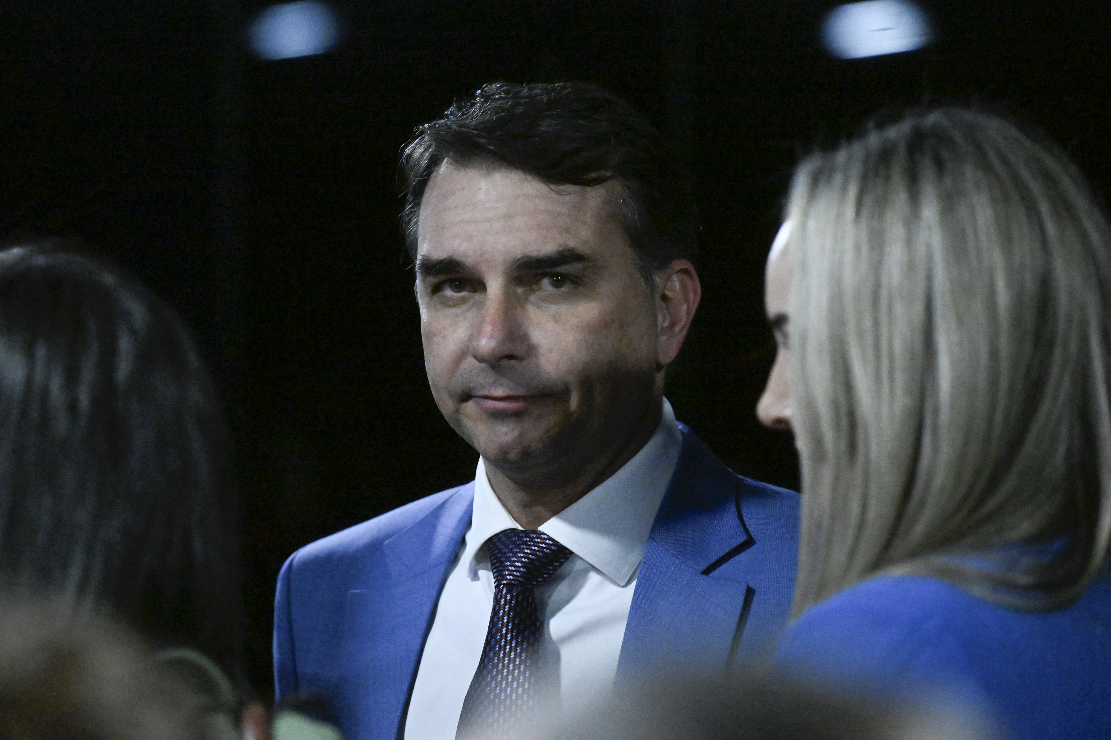 Em busca de mulher para vice, deputada entra no radar de Flávio