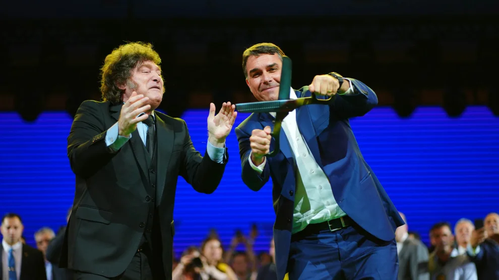 Com Trump e Javier Milei, Flávio internacionaliza a disputa nacional