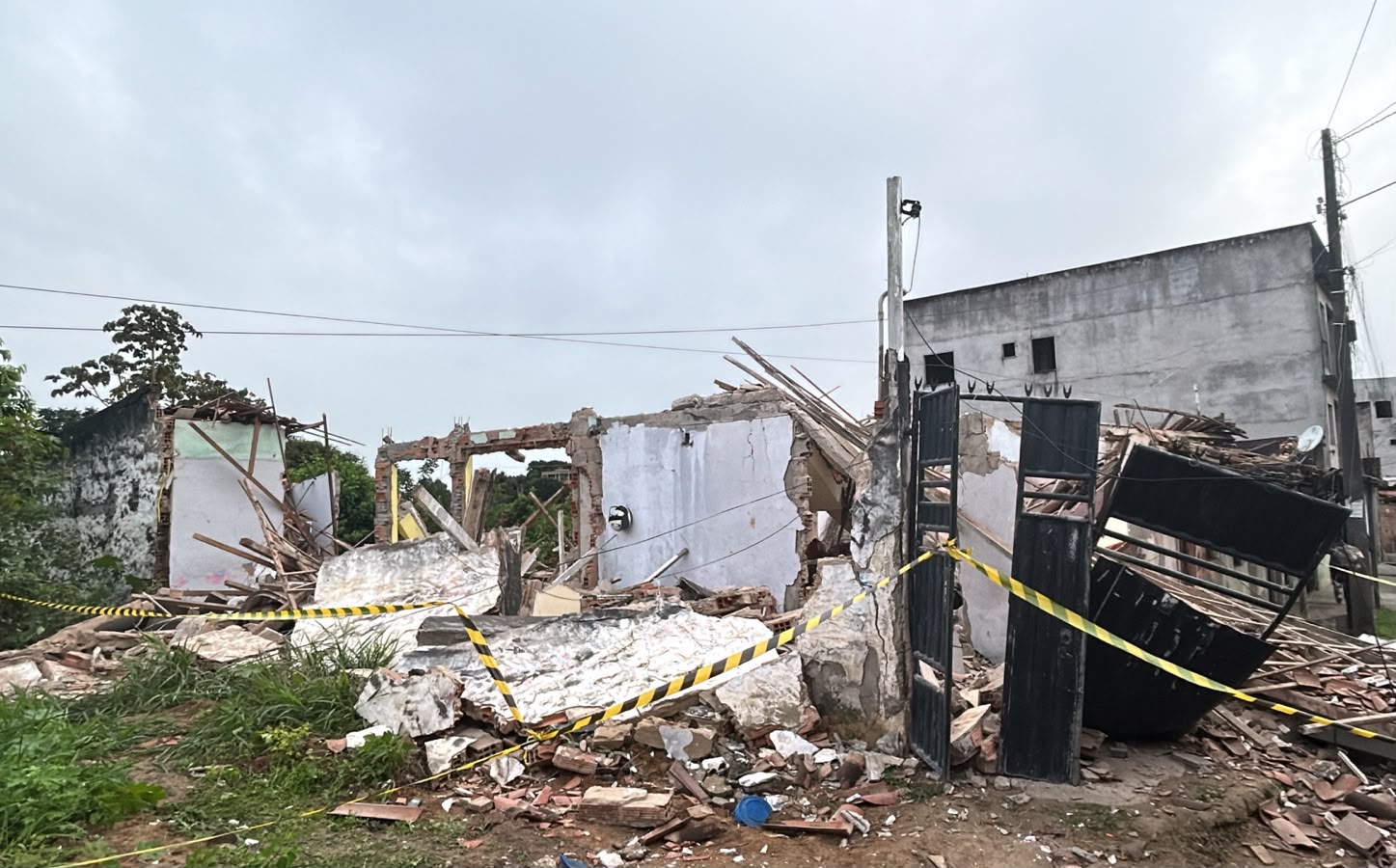Explosão seguida de desabamento deixa três pessoas feridas na Bahia
