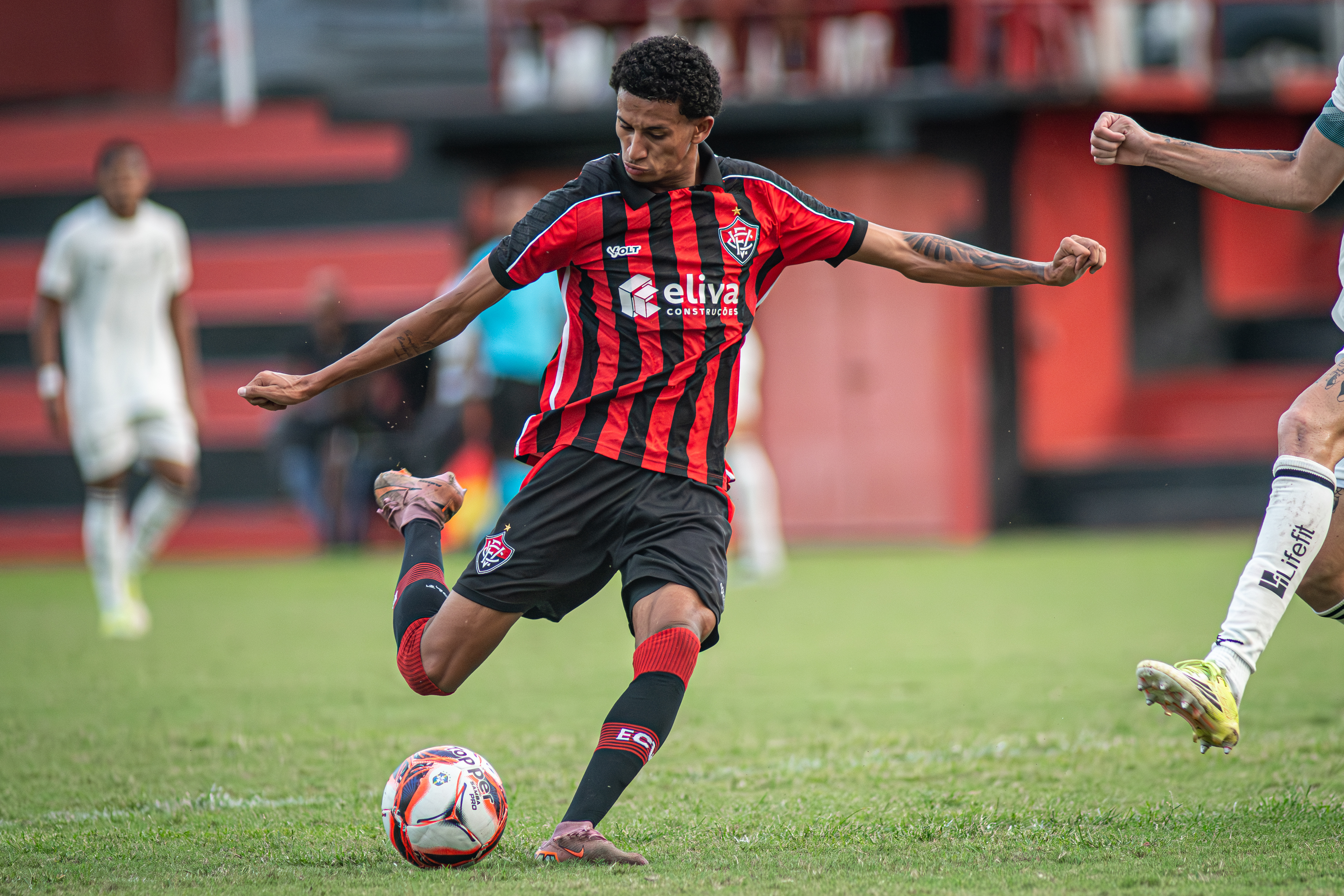 Joia da base é novidade entre relacionados do Vitória contra o Vasco