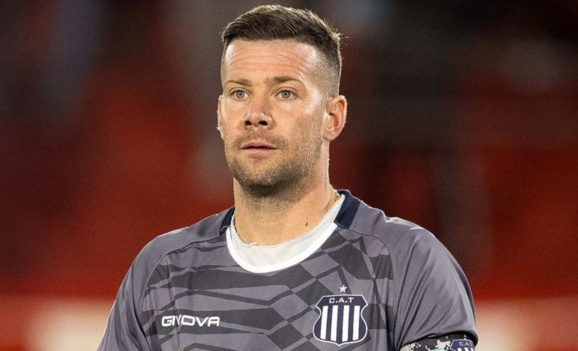 Goleiro Guido Herrera chega a Salvador para assinar com o Bahia