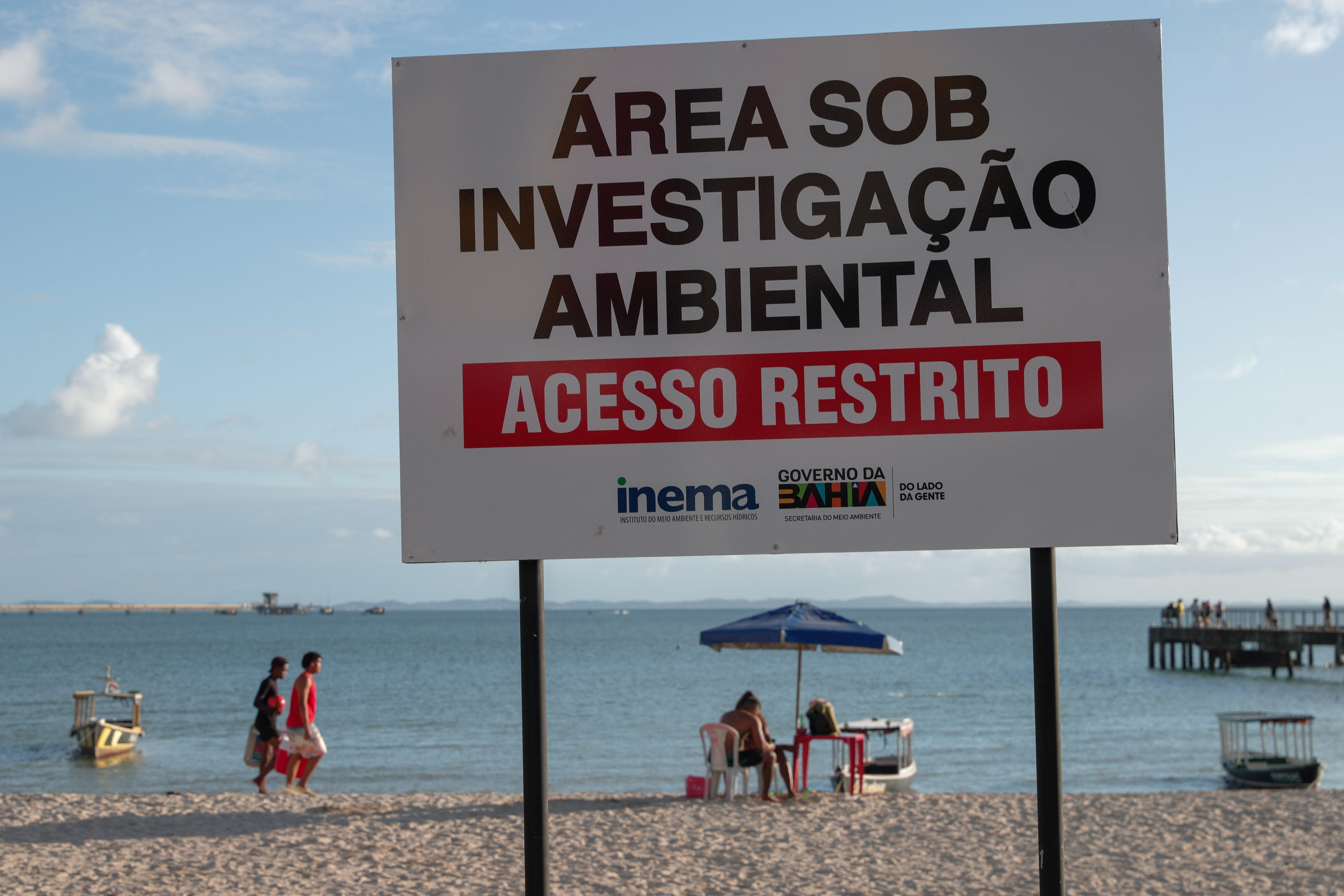 Contaminação, perigo ao povo e racismo ambiental: entenda poluição histórica em praia de Salvador