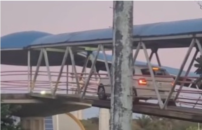Vídeo: carro invade passarela de pedestres na Avenida Paralela
