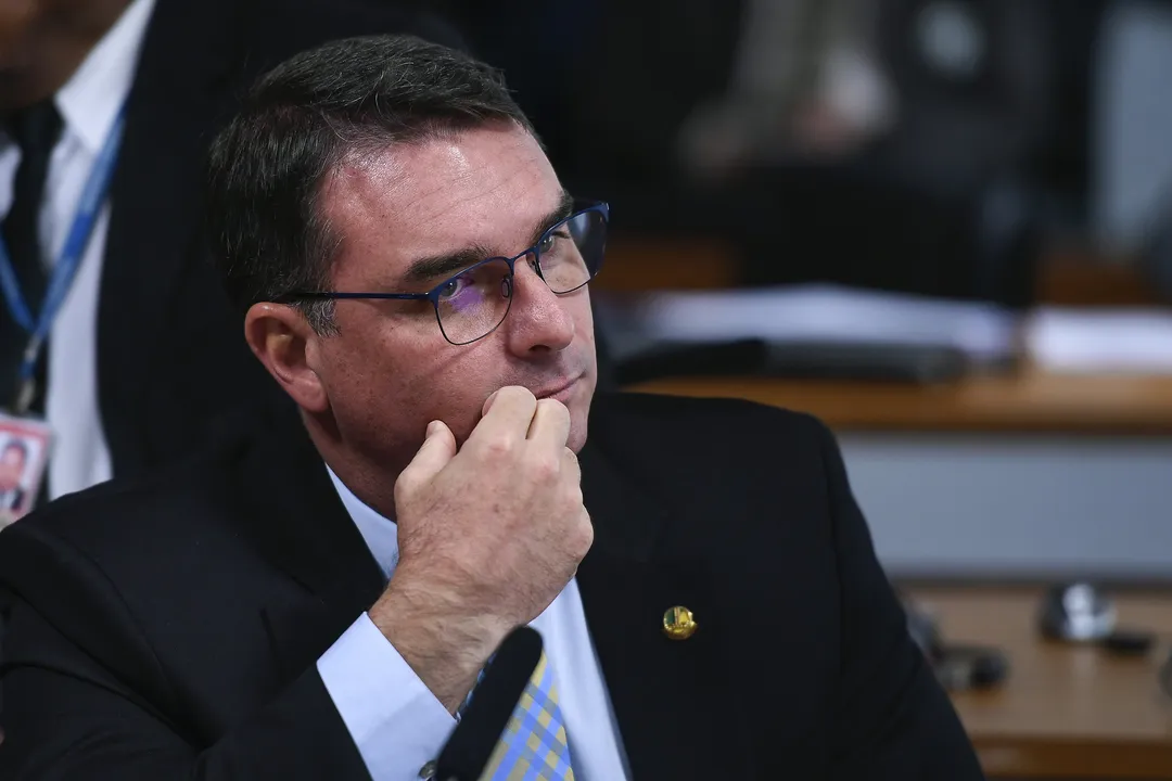 PF faz buscas em endereços de Flávio Bolsonaro após viagem aos EUA