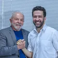 Após ganhar celular, Lula promete live no WhatsApp se canal chegar a 10 milhões de pessoas imagem