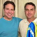 Flávio Bolsonaro aparece ao lado de Ramagem após chegada aos EUA imagem