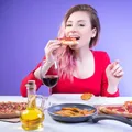 Você tem jet lag alimentar? Descubra o efeito no seu corpo imagem