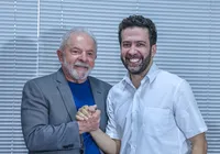Após ganhar celular, Lula promete live no WhatsApp se canal chegar a 10 milhões de pessoas