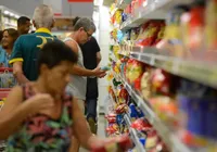 Aprenda a regra secreta dos rótulos para nunca mais levar um 'falso fit' para casa