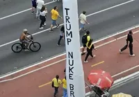 Bolsonaristas exibem míssil inflável e pedem ataque ao Brasil
